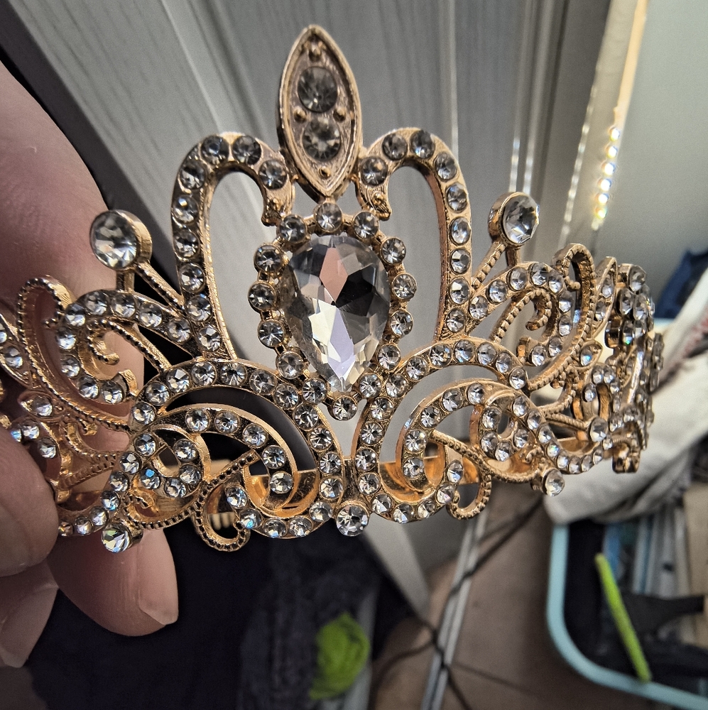 3/20$*Elegant Gold Tiara - Picture 8 of 8
